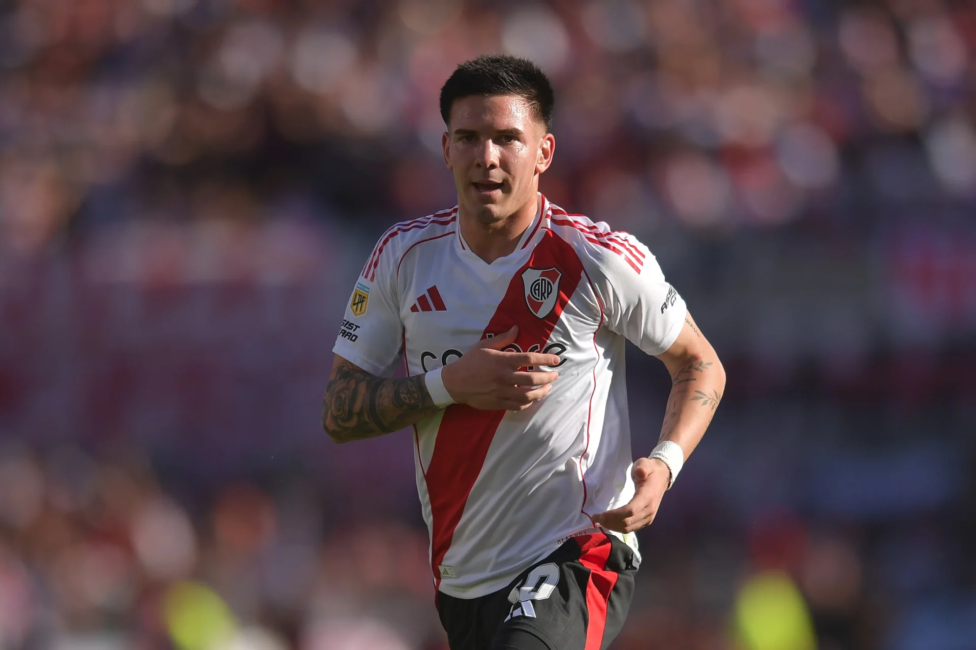 «Es un veterano en el cuerpo de un joven»: así definen a Mastantuono en River Plate Mastantuono se agarra el escudo de River Plate.