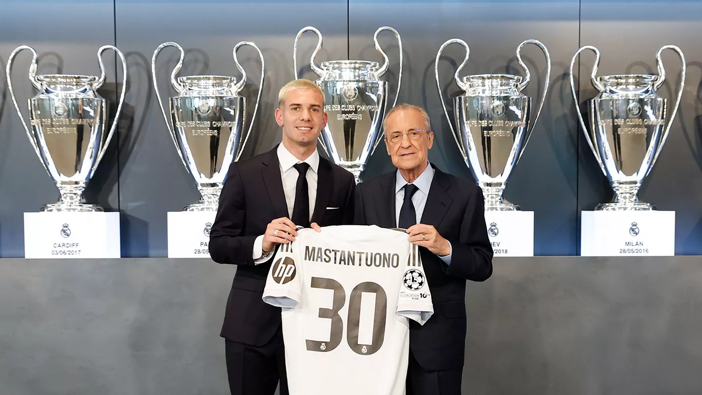 Mastantuono posa con Florentino Pérez y la camiseta del Real Madrid.