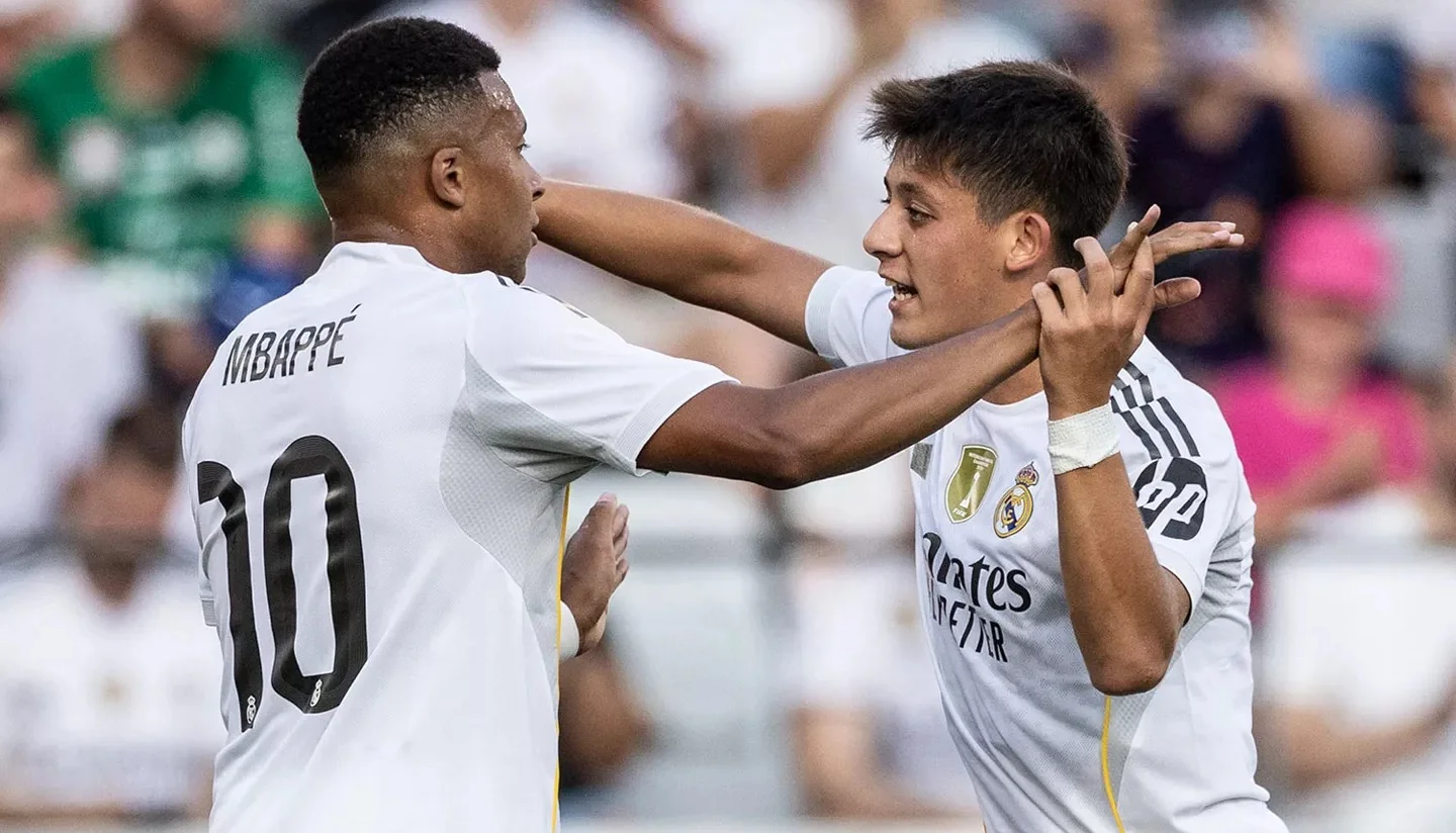 Mbappé y Güler celebran uno de los goles del Real Madrid al WSG Tirol.