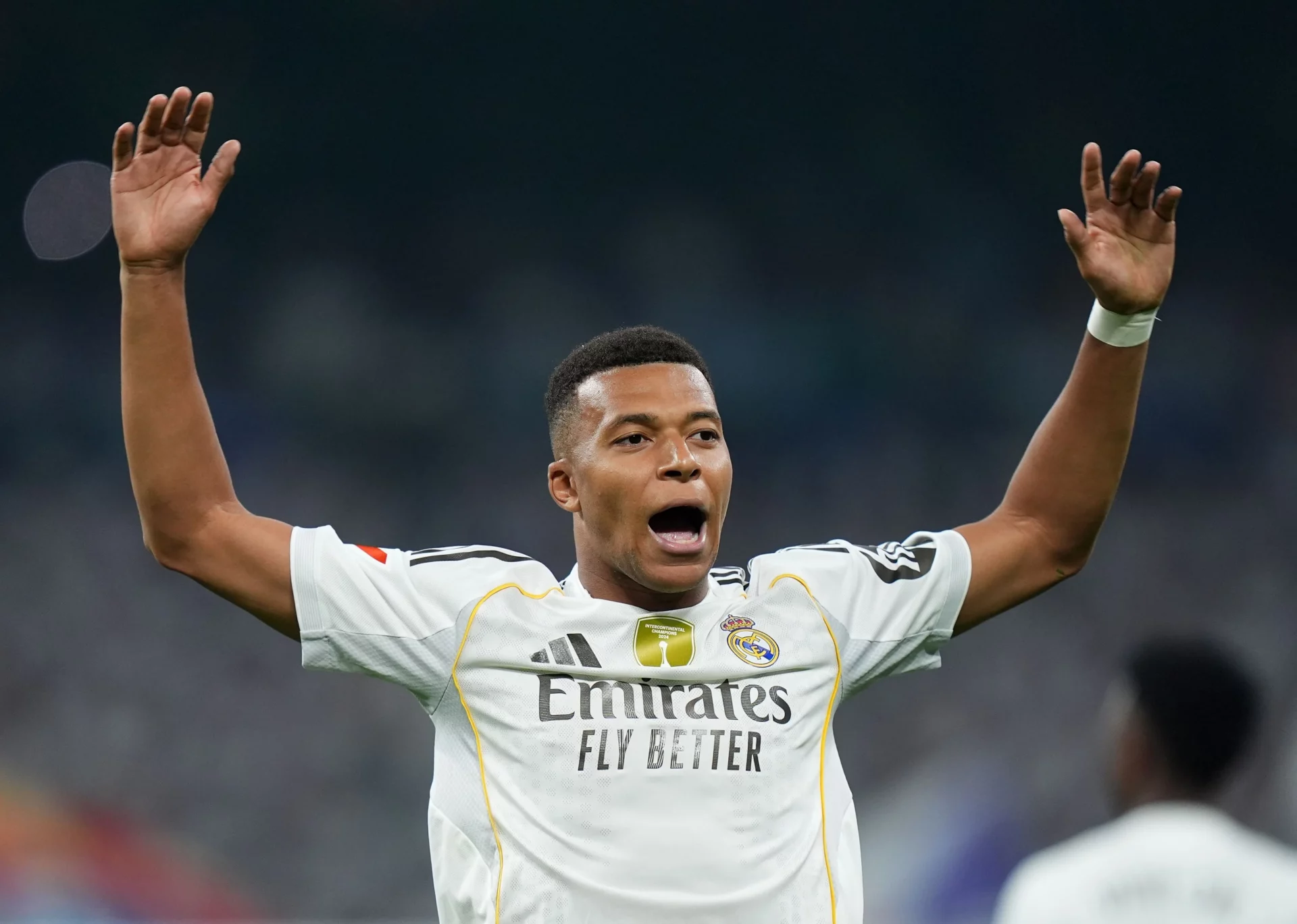 Mbappé celebra su gol levantando los brazos.