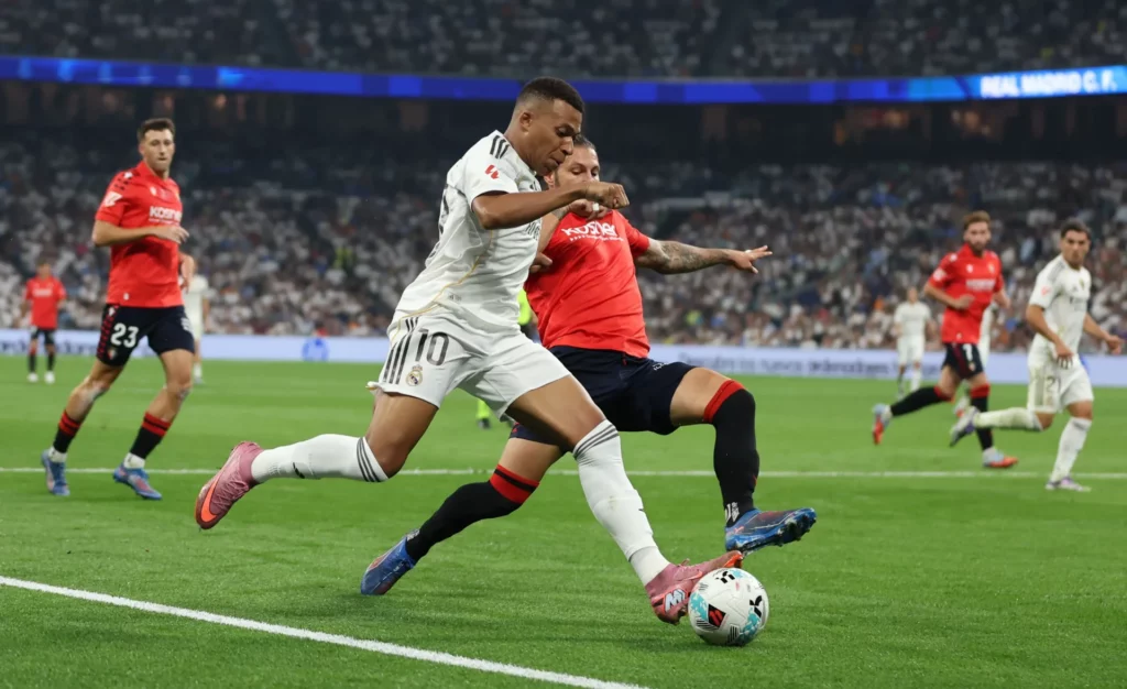 Momento previo al penalti de Juan Cruz (Osasuna) sobre Mbappé (Real Madrid).