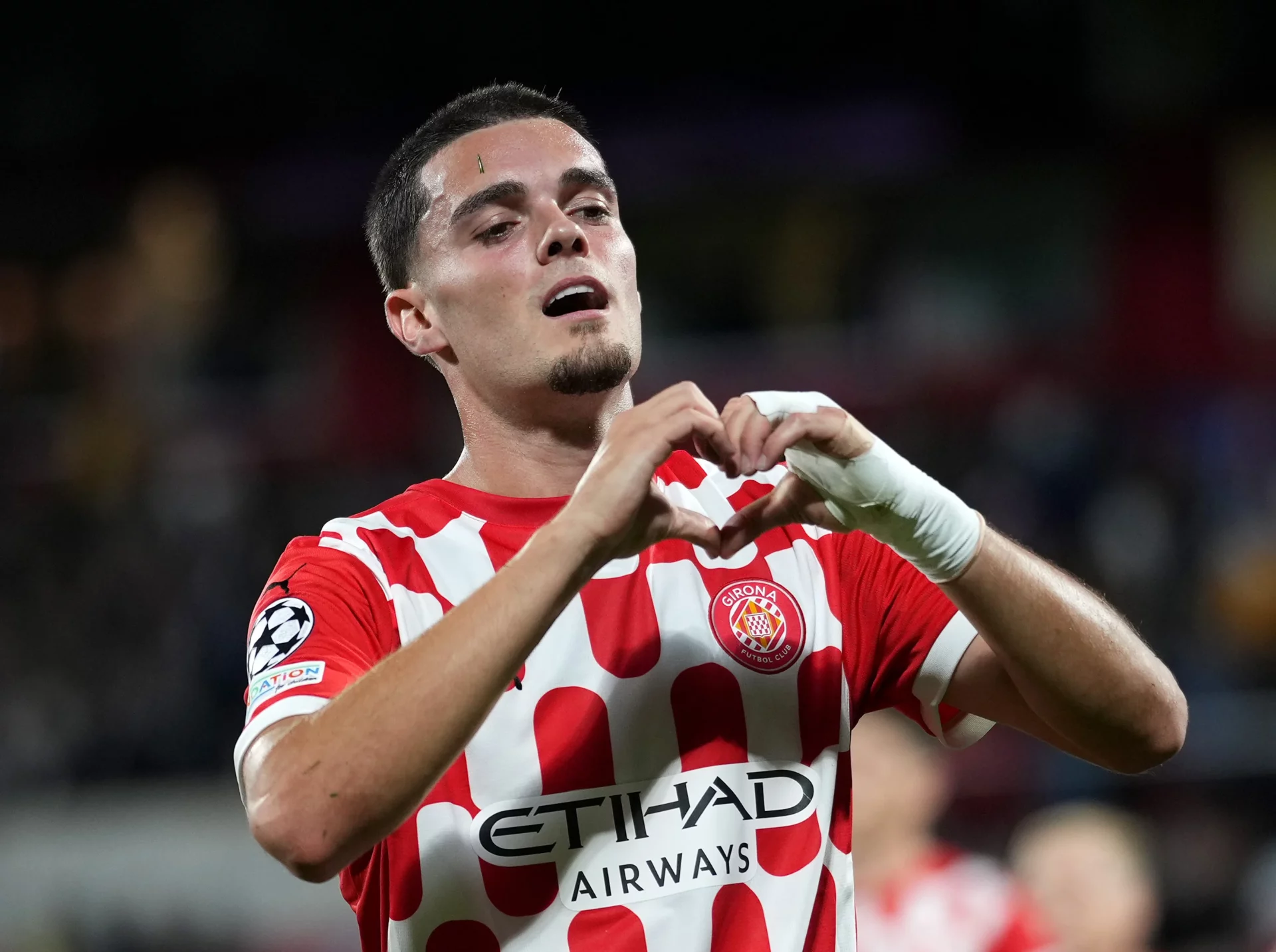 Miguel Gutiérrez celebra un gol con el Girona.