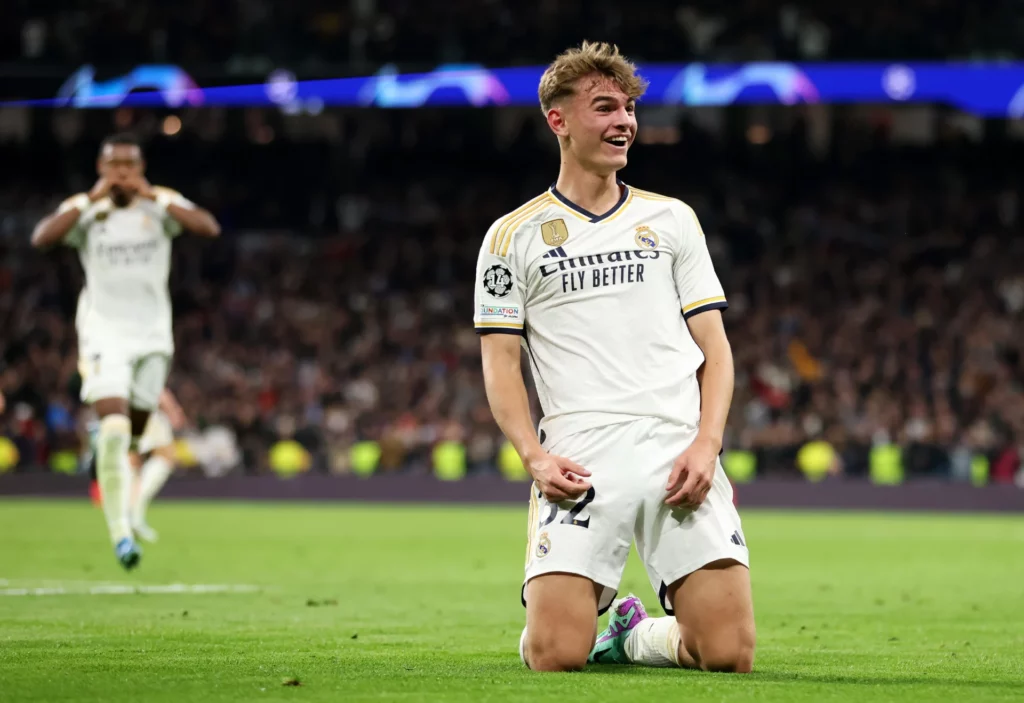 Nico Paz celebra un gol con el Real Madrid en el Santiago Bernabéu.