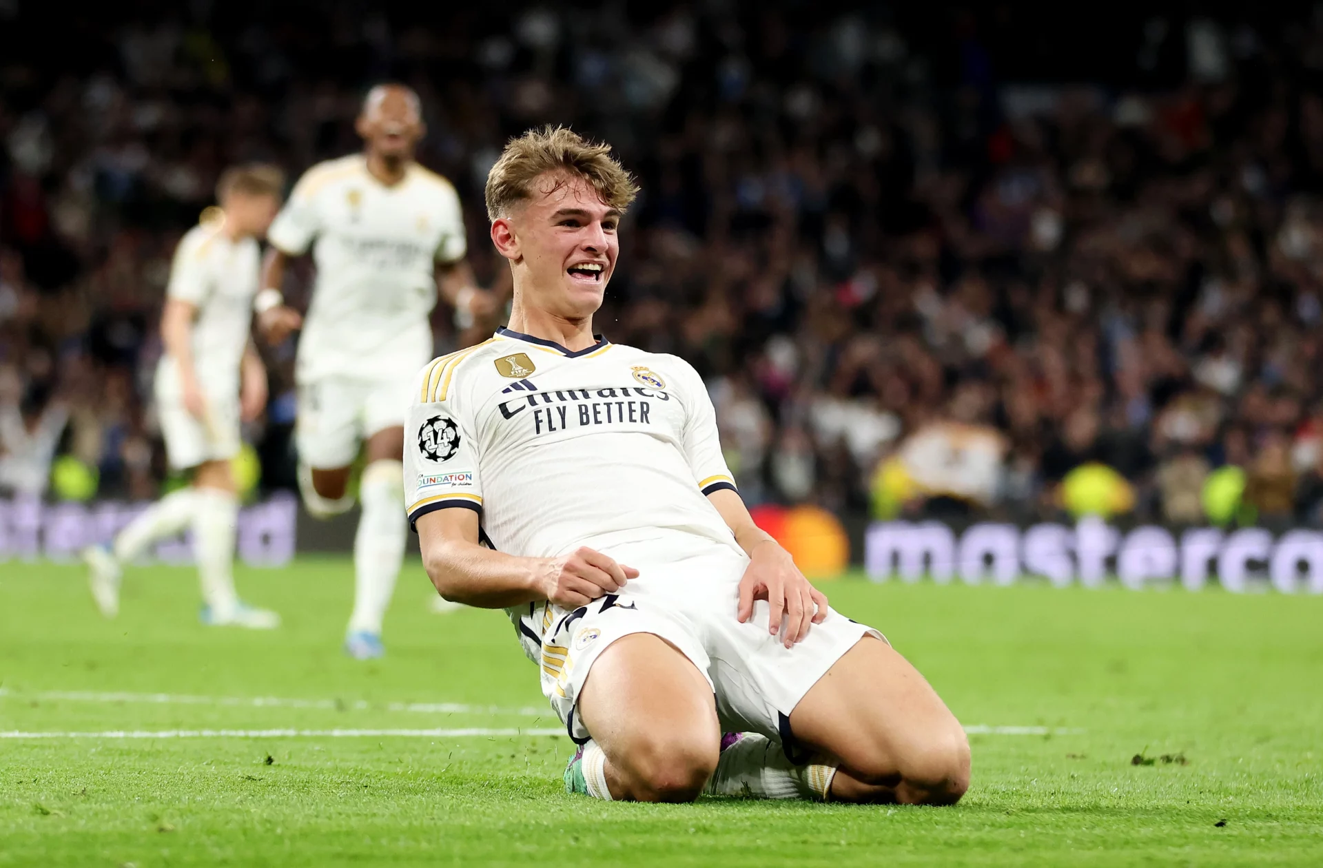 Nico Paz celebra un gol con la camiseta del Real Madrid.