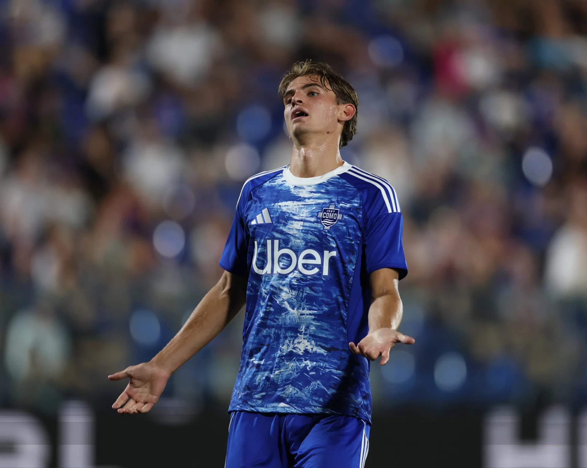 Nico Paz se lamenta con el Como, club con el que comparte sus derechos el Real Madrid.
