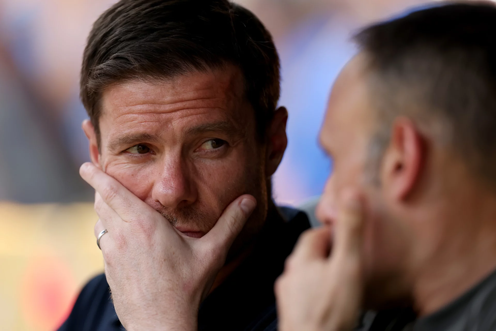Xabi Alonso conversa con uno de sus ayudantes en el Real Madrid
