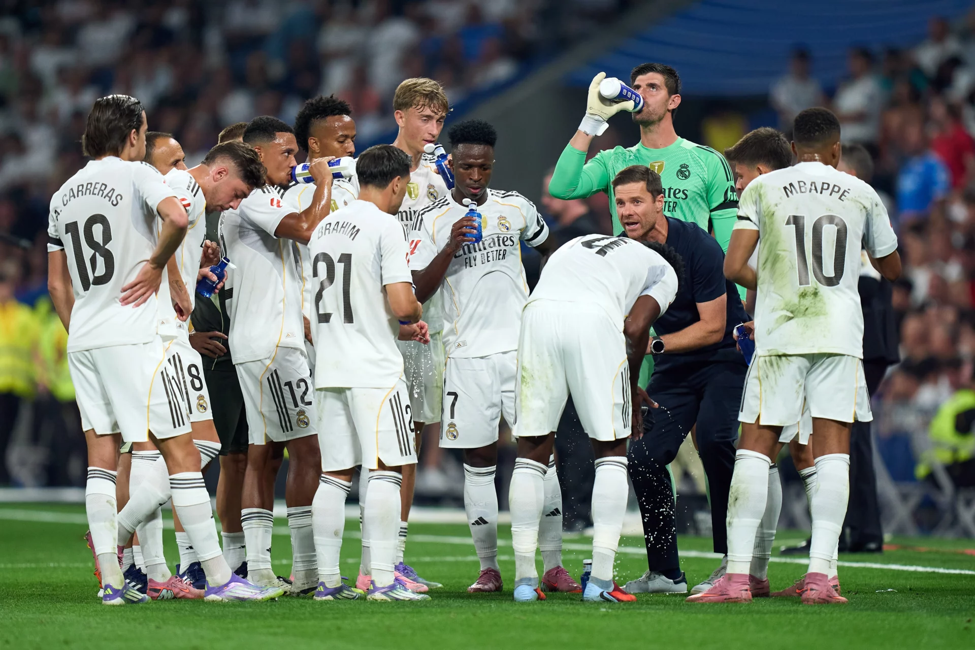 Previa Real Oviedo – Real Madrid | Encuentro especial en el Carlos Tartiere Xabi Alonso da instrucciones a los jugadores del Real Madrid antes de visitar al Real Oviedo
