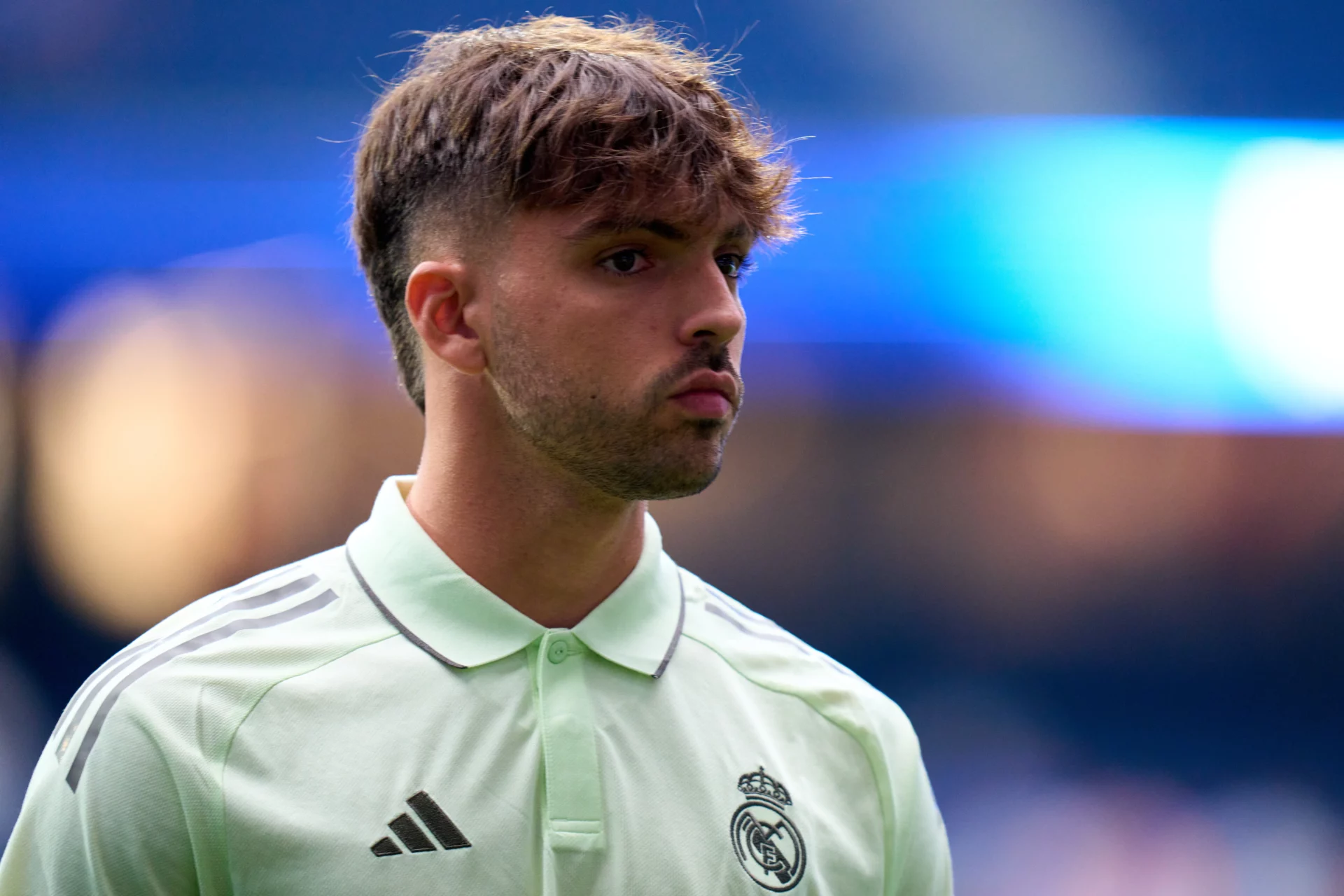 Raúl Asencio pierde su estatus Raúl Asencio, con rostro serio antes de un partido del Real Madrid.