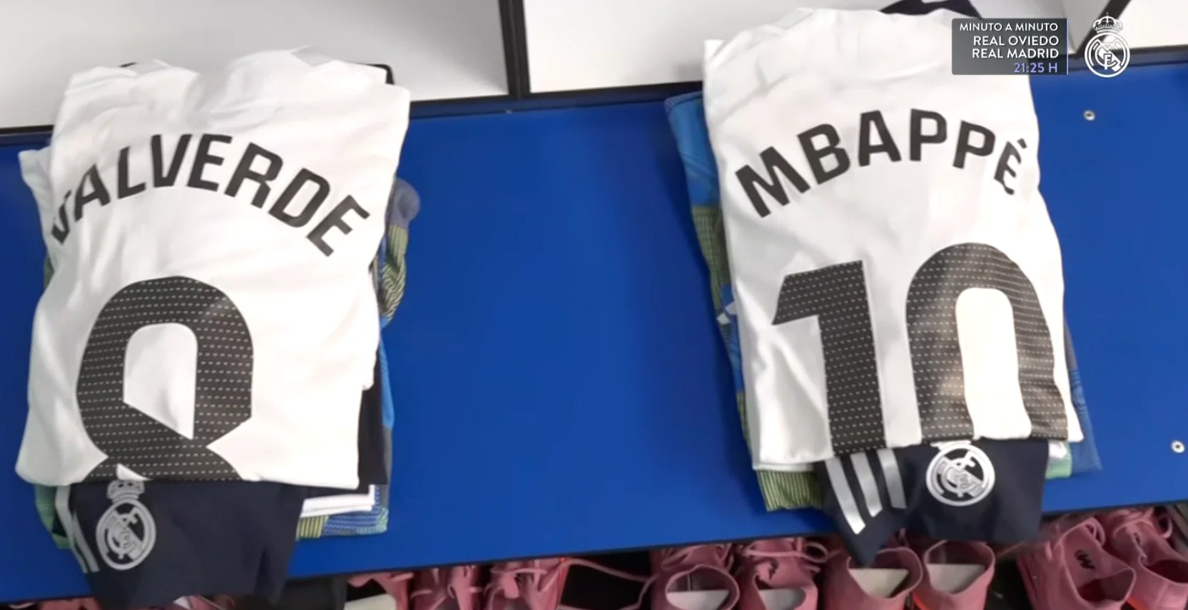 Última hora: El Real Madrid, obligado a cambiar su equipación para jugar en Oviedo La modificada equipación del Real Madrid, en el vestuario del Carlos Tartiere, estadio del Real Oviedo
