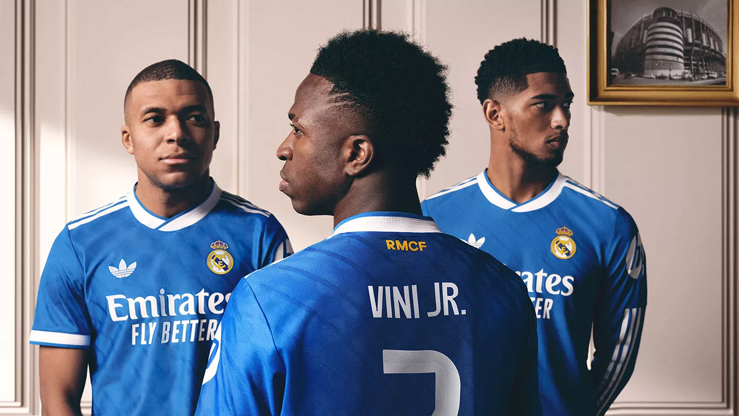 Mbappé, Vinicius y Bellingham con la nueva camiseta azul del Real Madrid