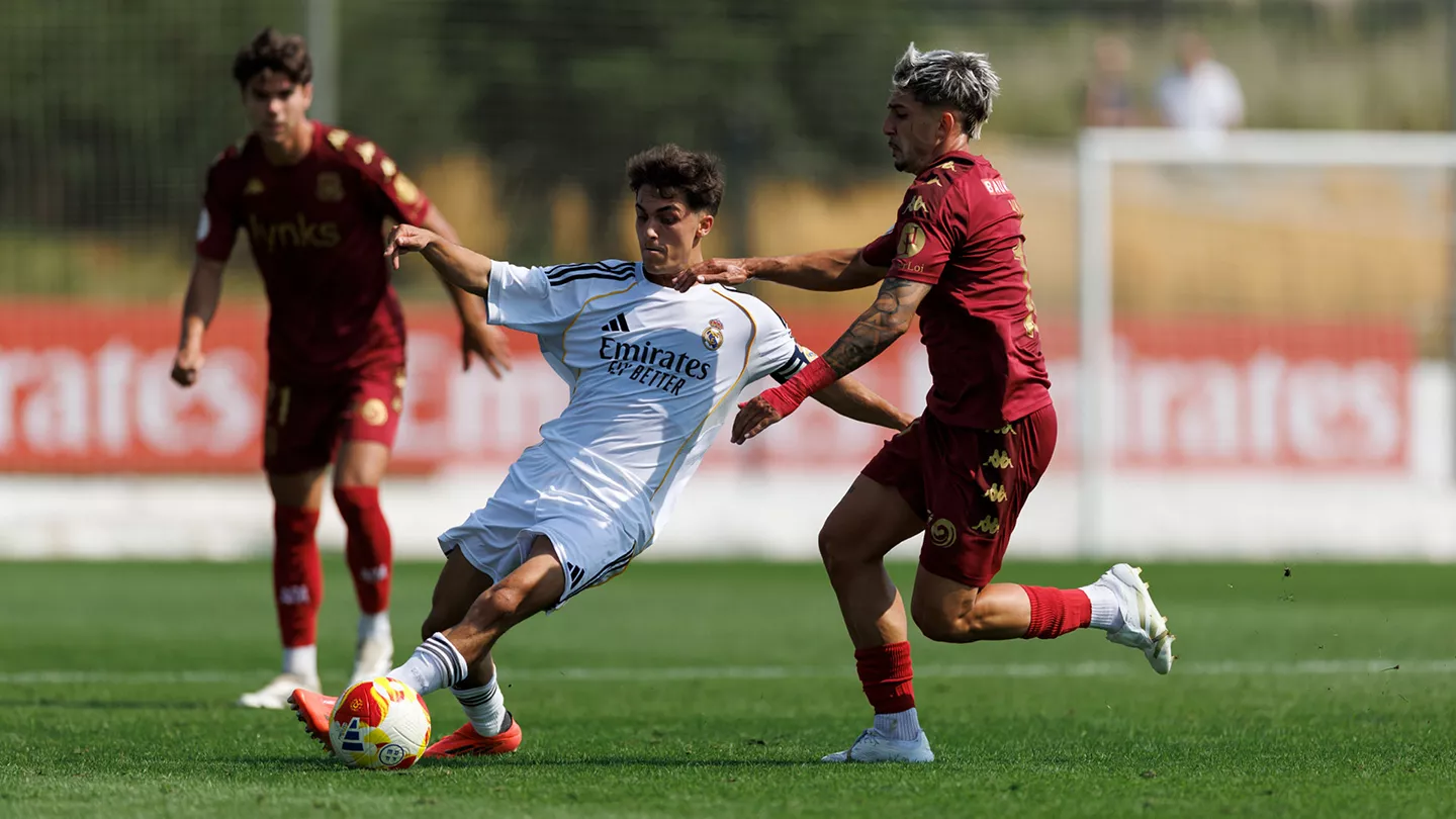 Los jugadores del Real Madrid Castilla y la AD Alcorcón durante el amistoso.