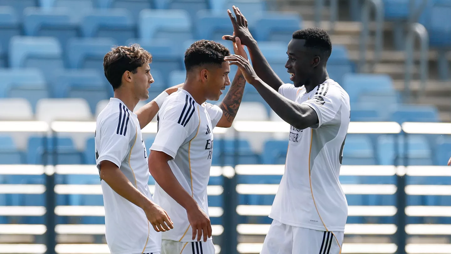 Los jugadores del Real Madrid Castilla celebran un gol contra la UD Ibiza.