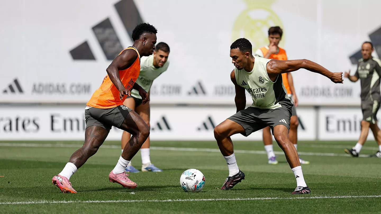 «Todo en orden» en Valdebebas: El Real Madrid prepara la visita del Mallorca al Bernabéu Vinicius regatea a Alexander-Arnold en un entrenamiento del Real Madrid.