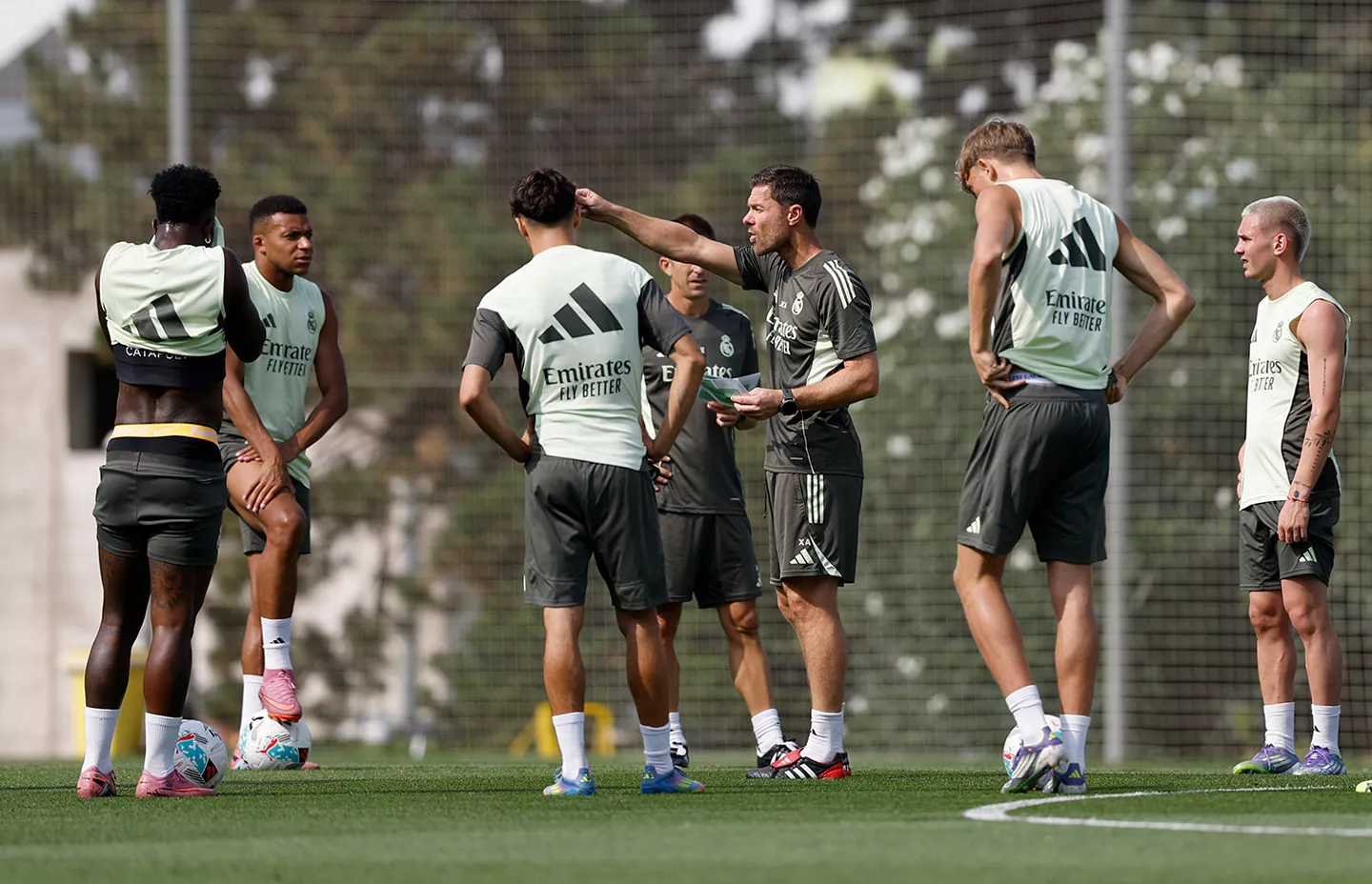 Xabi Alonso da órdenes a los jugadores durante el entrenamiento del Real Madrid.