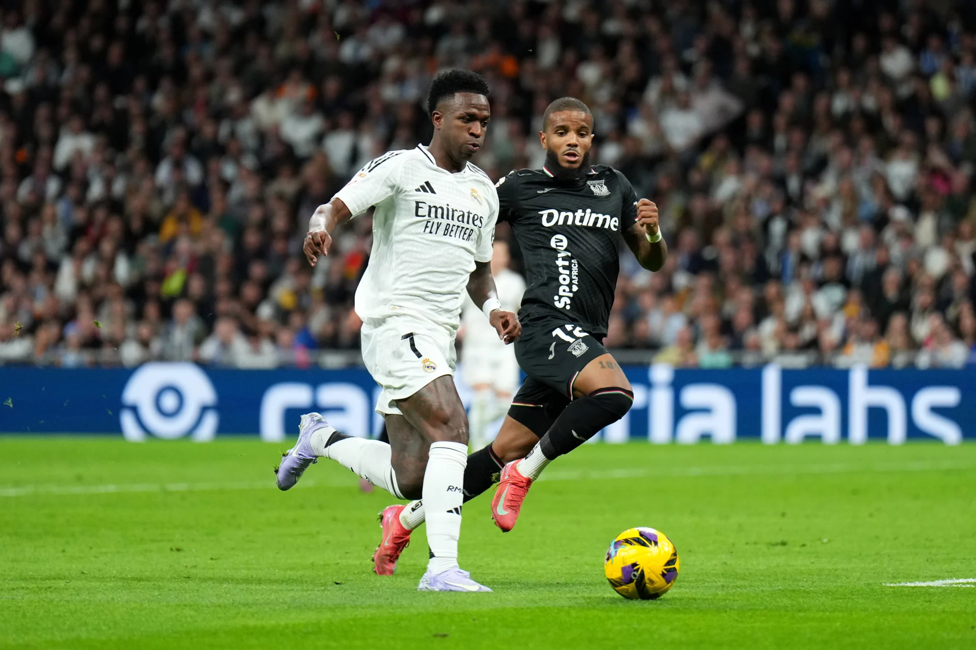 El Real Madrid jugará este viernes 8 de agosto contra el Leganés Vinicius corre con la pelota durante el último partido entre Real Madrid y Leganés