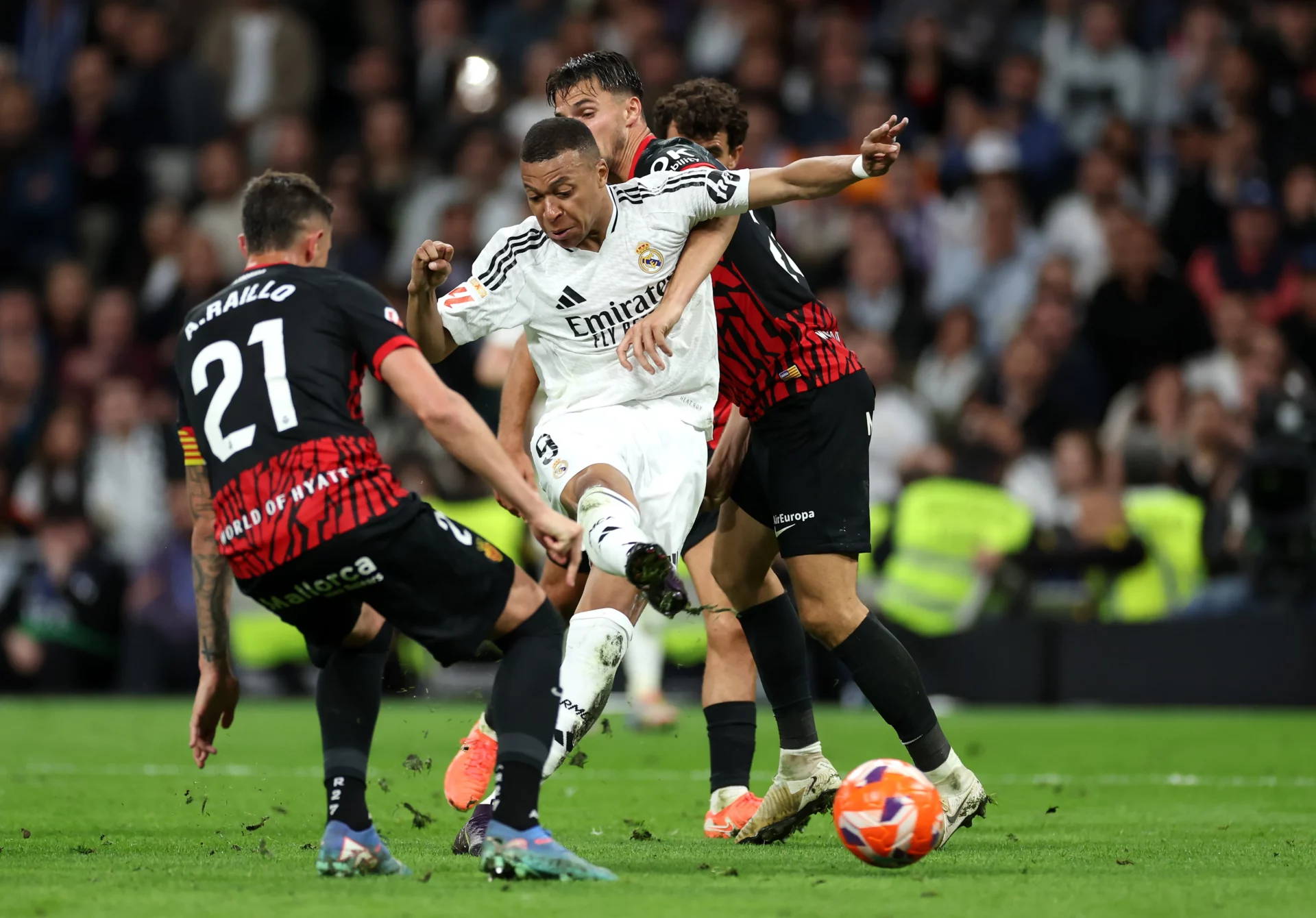 Dónde ver el Real Madrid – RCD Mallorca de LaLiga: horario y canal de TV Los defensas intentar frenar a Mbappé en el último partido entre Real Madrid y RCD Mallorca.