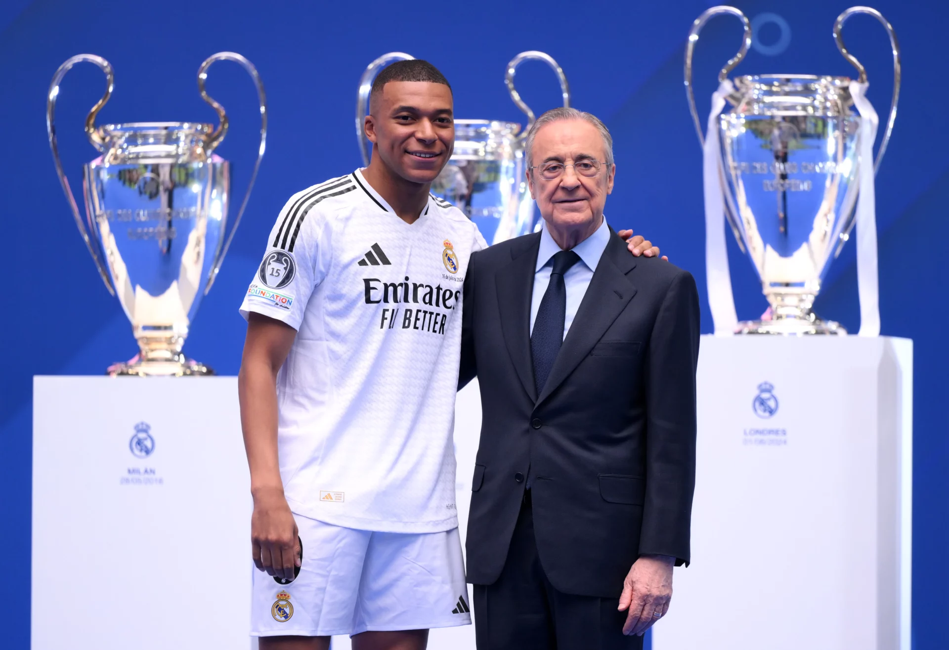 Mbappé y Florentino Pérez, junto a las Champions League del Real Madrid.