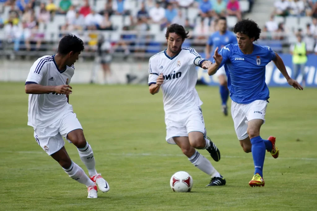 Granero disputa un balón con un jugador del Real Oviedo durante un amistoso en el Carlos Tartiere en 2012.