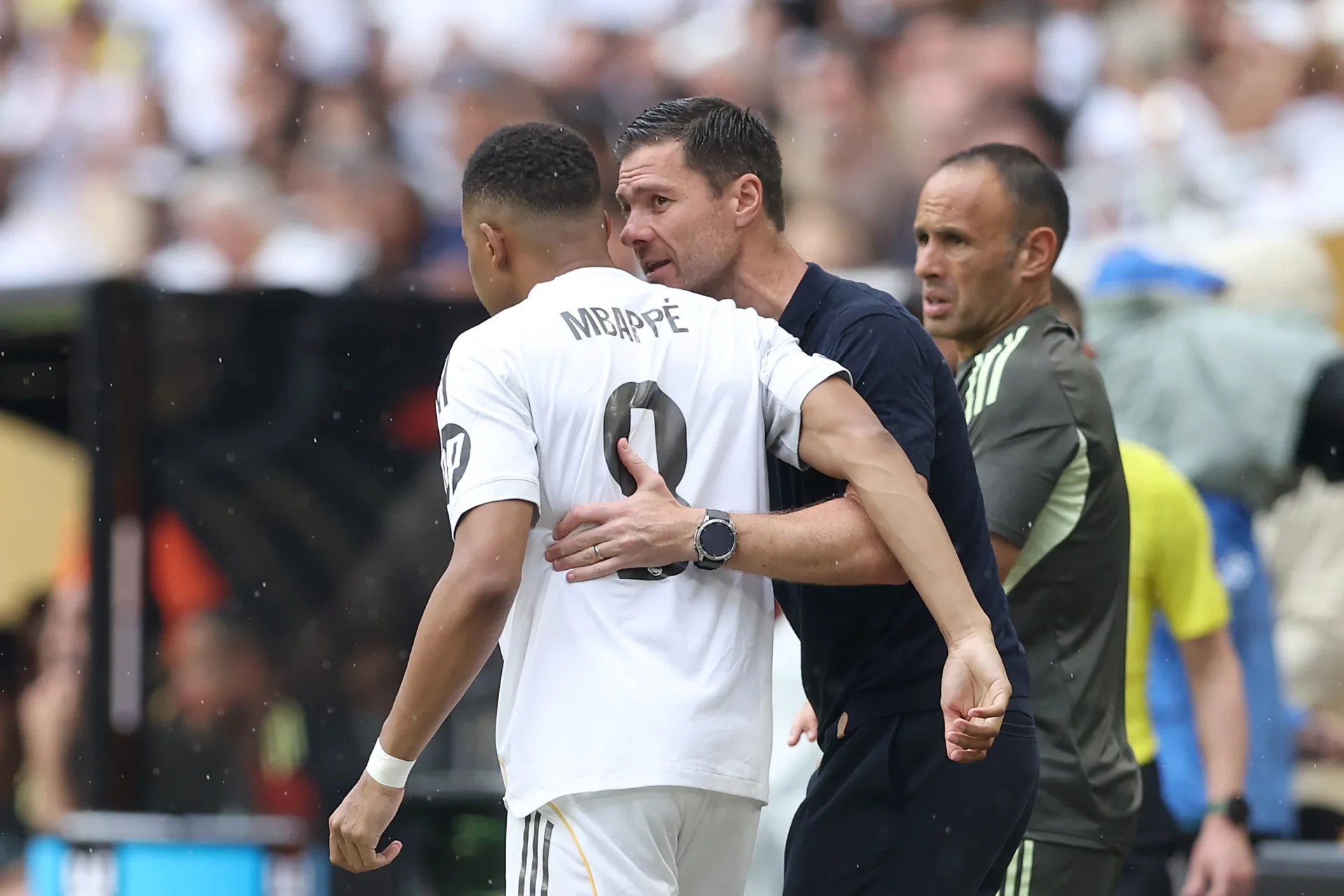 Xabi Alonso habla con Mbappé durante un partido del Real Madrid
