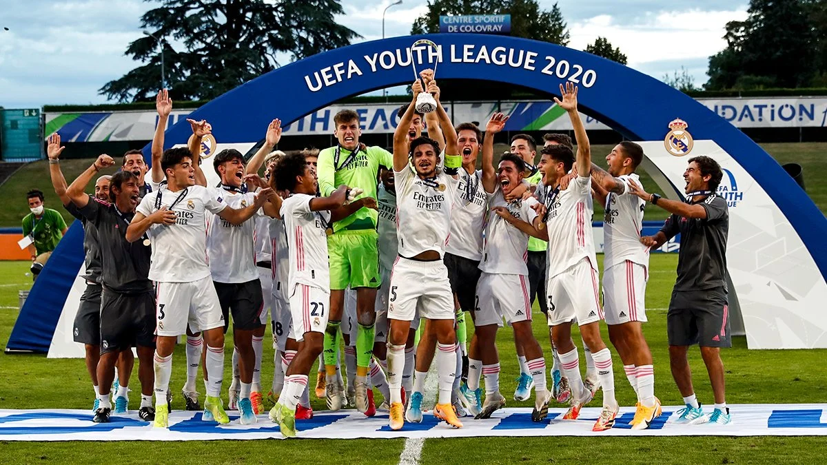 Cinco años después del título de Youth League del Real Madrid: ¿qué fue de aquellos jugadores? Los jugadores del Real Madrid levantan el trofeo de campeones de la Youth League 2020.