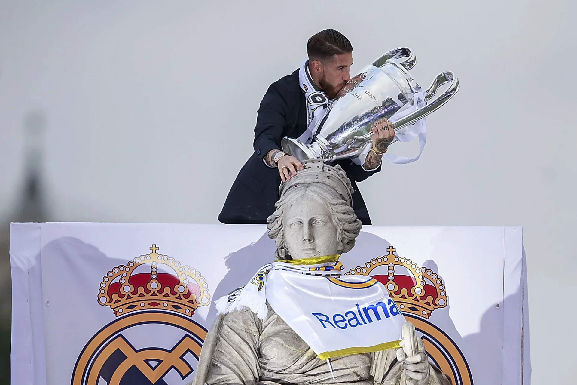 Sergio Ramos sorprende con una canción dedicada a la Cibeles Sergio Ramos, junto a la Cibeles, besa la Champions League