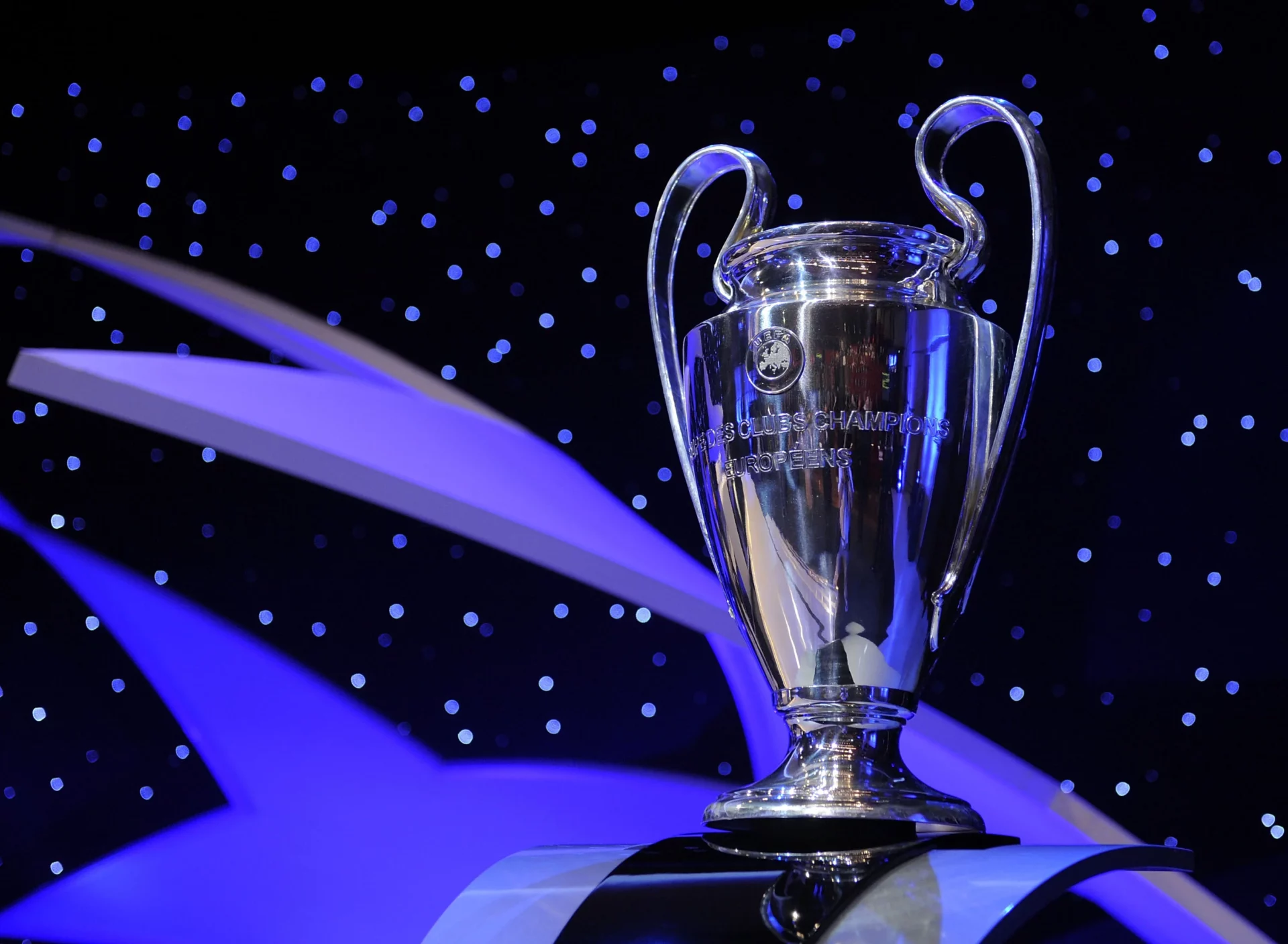 Sorteo fase liga Champions League 2025/26: horario y dónde ver por TV y online El trofeo de la Champions League antes de un sorteo.