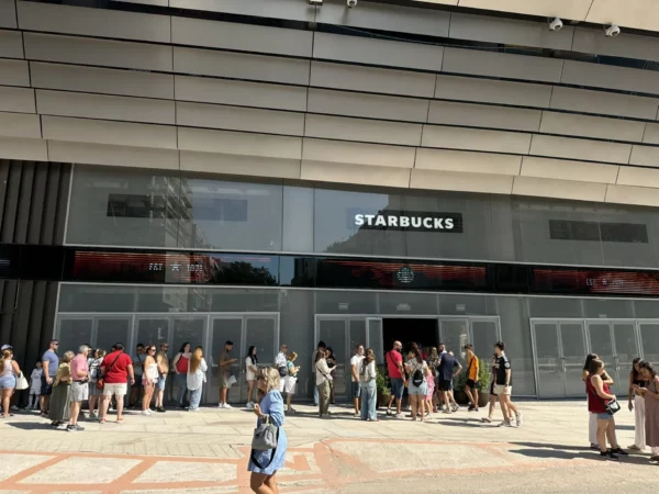 El Santiago Bernabéu inaugura hoy el Starbucks más grande de España