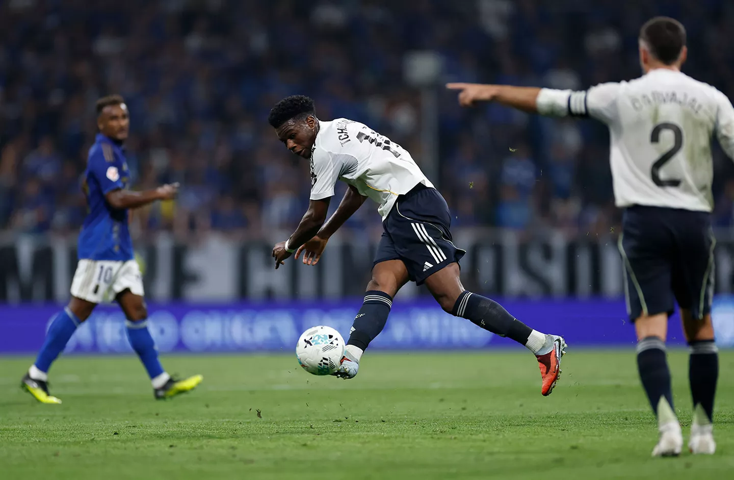 Tchouaméni, tras el triunfo capital en Oviedo: «Tenemos buen equilibrio tanto en ataque como en defensa» Tchouameni intercepta el balón ante el Real Oviedo.