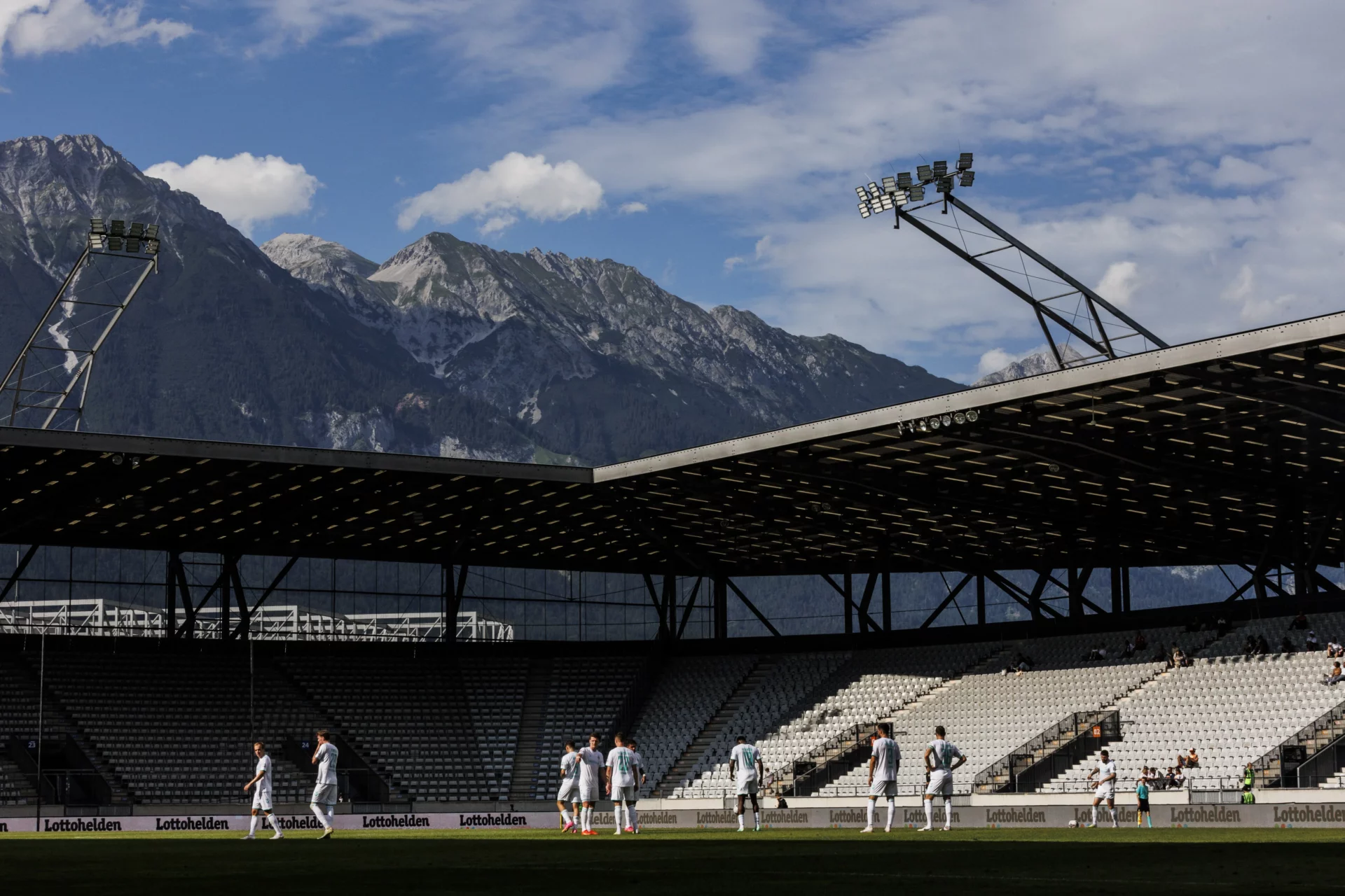 Así es el Tivoli Stadion, el campo al pie de los Alpes en el que jugará el Real Madrid en pretemporada Panorámica del Tivoli Stadion, estadio en el que jugará el Real Madrid contra el WSG Tirol.