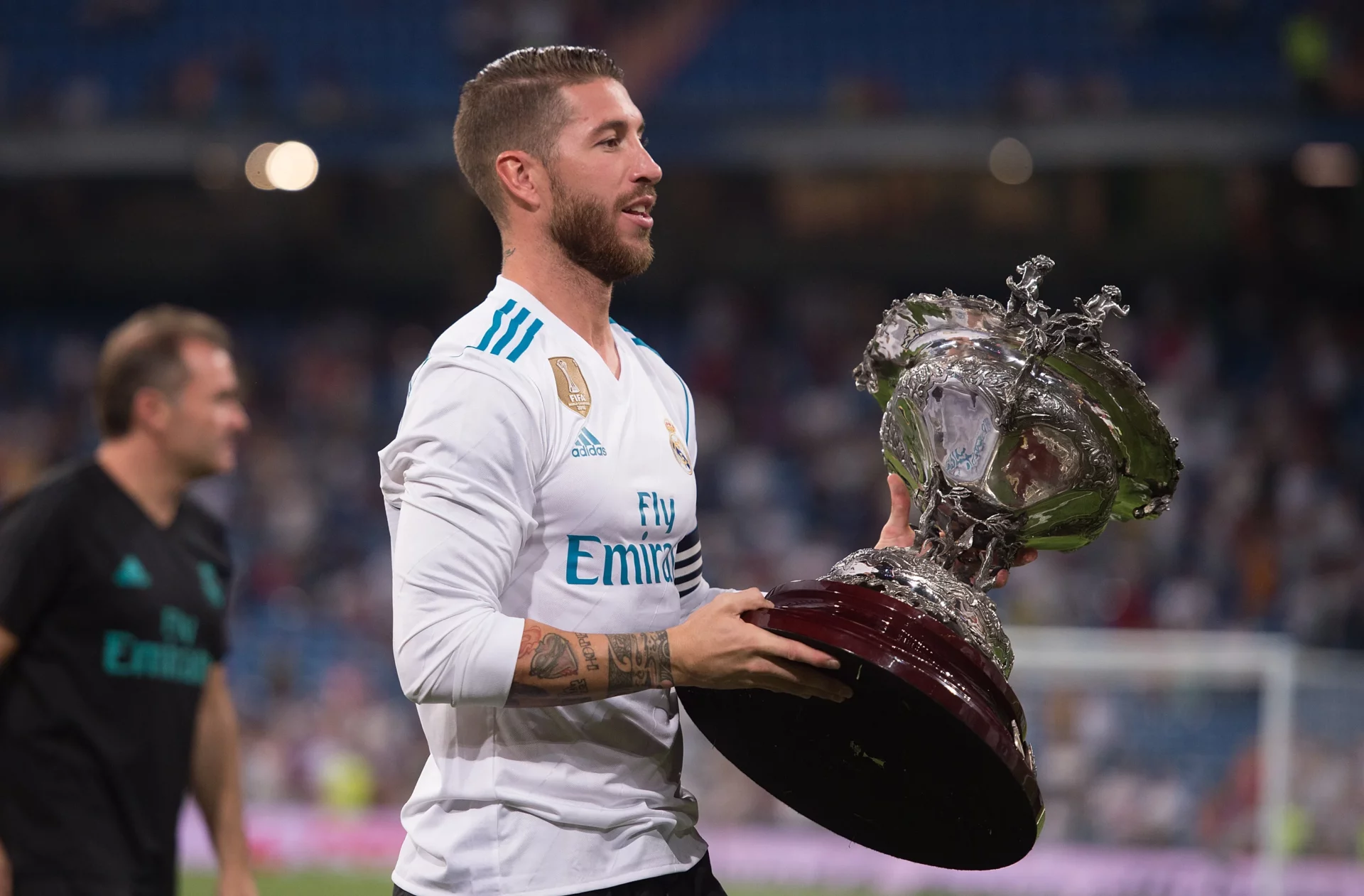 El misterio del Trofeo Santiago Bernabéu: desaparecido y sin fecha de regreso Sergio Ramos, junto al Trofeo Santiago Bernabéu.