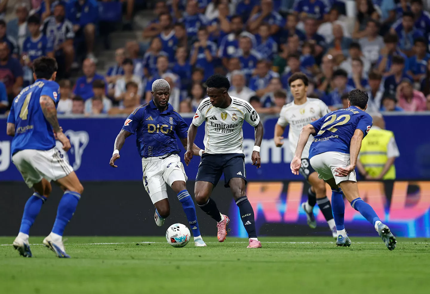 El banquillo vitaliza a Vinicius Vinicius rodeado por jugadores del Real Oviedo tras salir desde el banquillo.