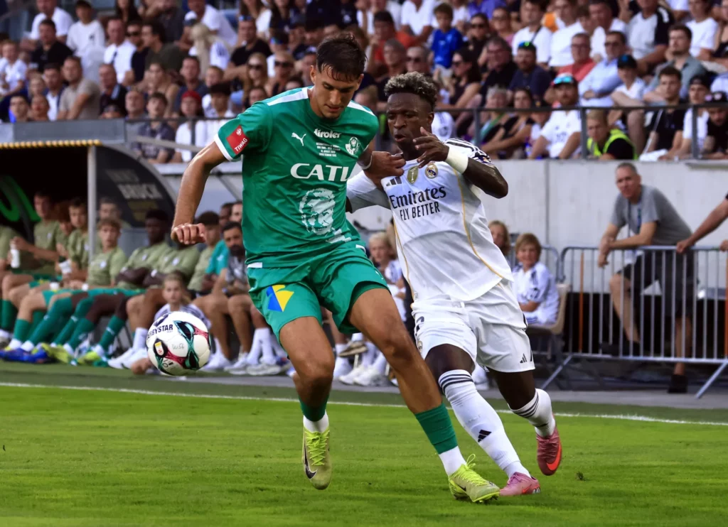 Vinicius pugna contra un jugador del WSG Tirol en la victoria del Real Madrid en pretemporada.