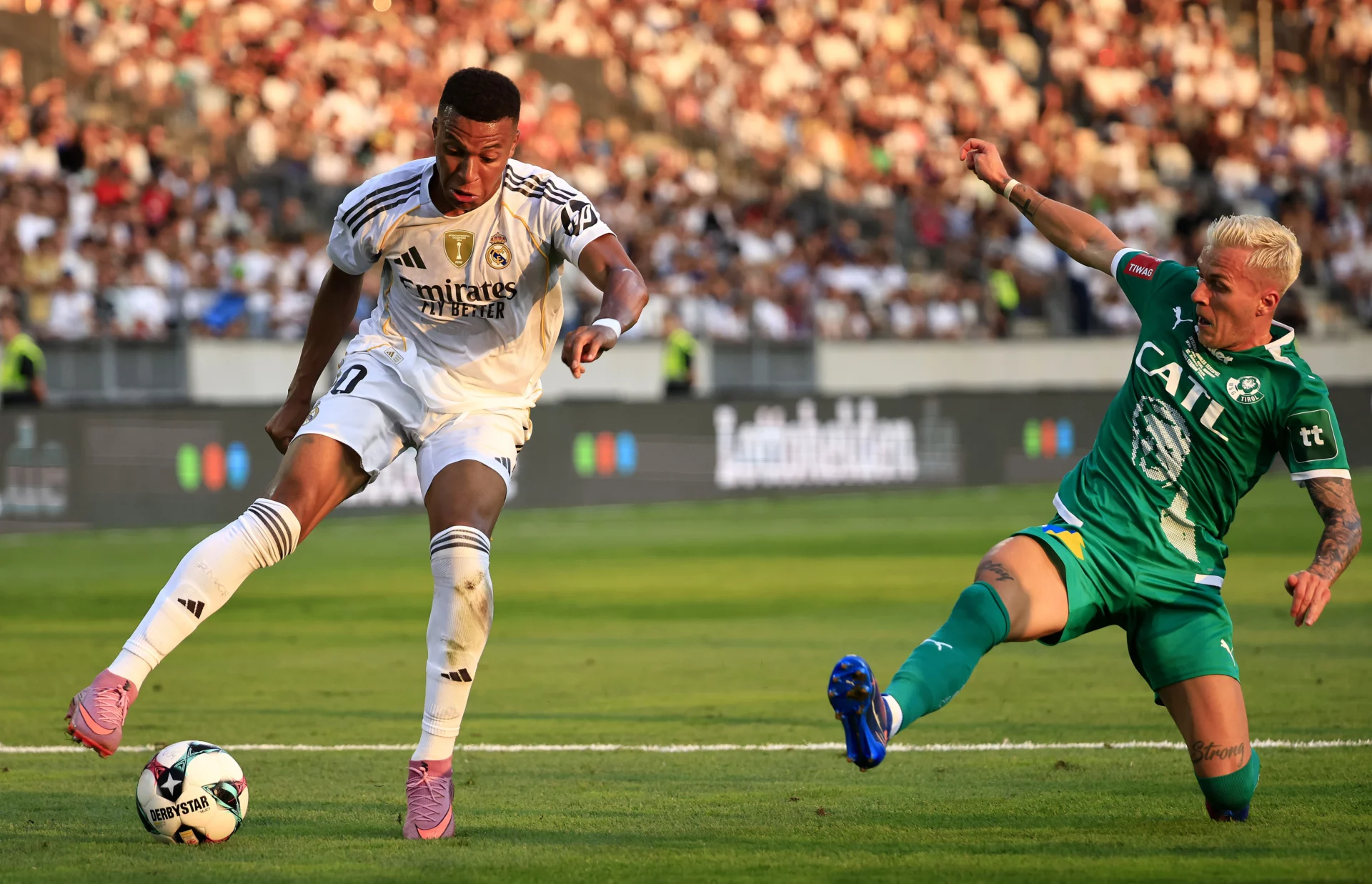 Mbappé regatea durante la victoria del Real Madrid ante el WSG Tirol por 0-4.