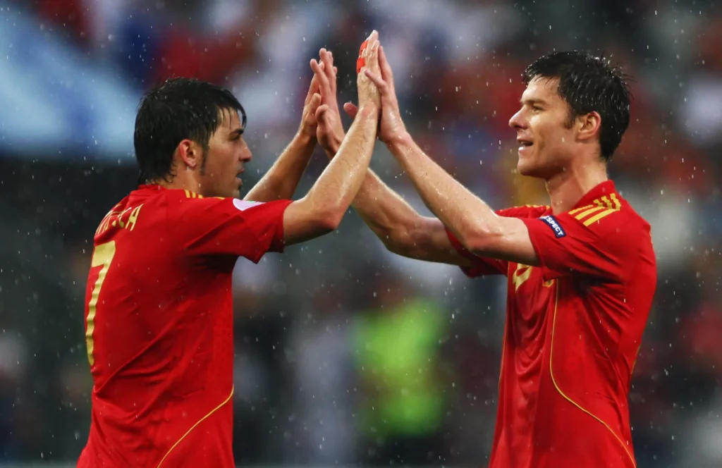 Xabi Alonso saluda a David Villa en el Tivoli Stadion en 2008.