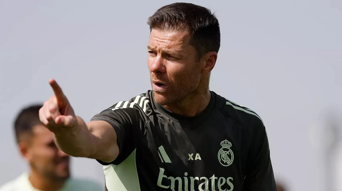 Xabi Alonso aprieta las tuercas en el Real Madrid Xabi Alonso da órdenes durante un entrenamiento del Real Madrid.
