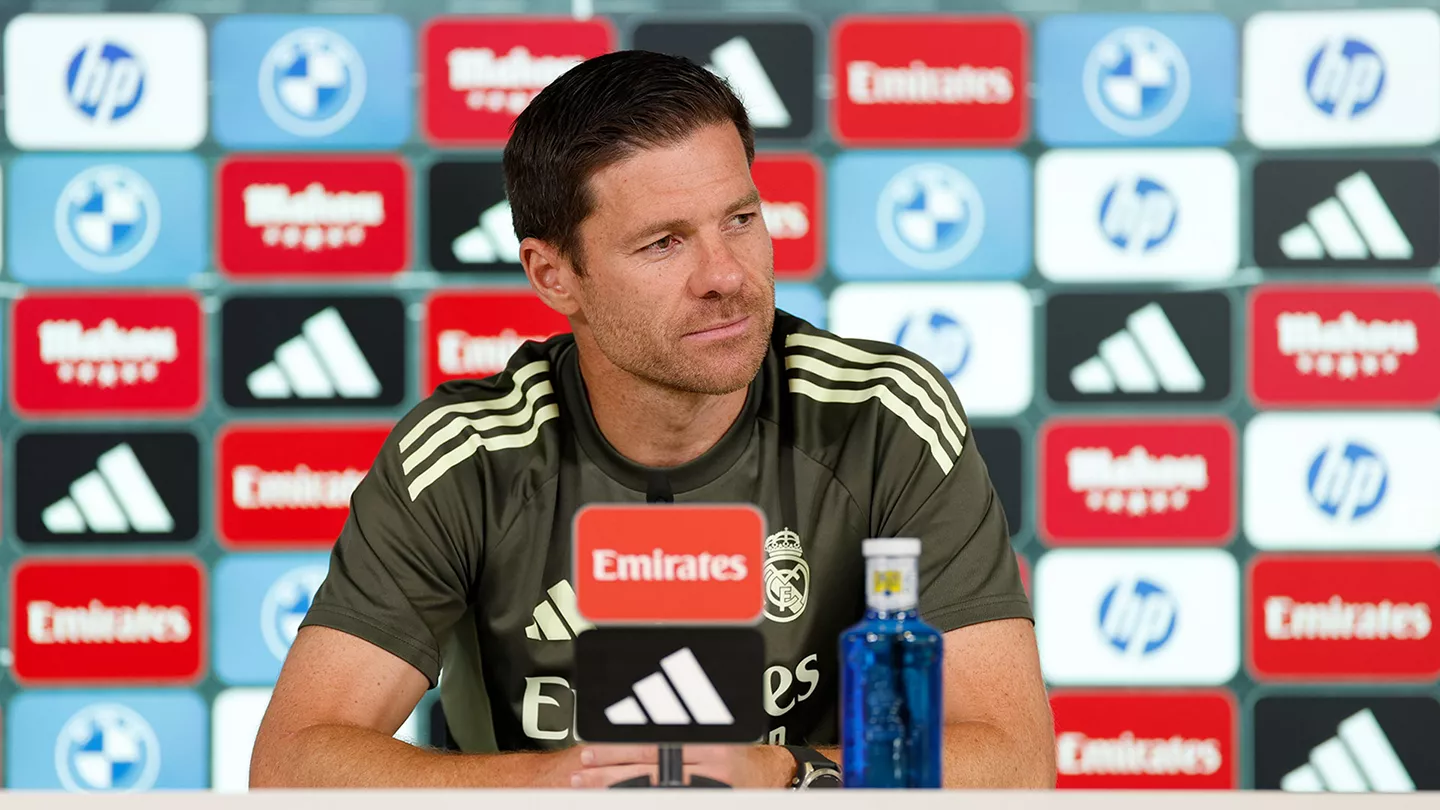 Xabi Alonso cierra la puerta: «Ceballos se queda y tiene pinta que la plantilla está cerrada» Xabi Alonso, en la rueda de prensa en la que ha confirmado la continuidad de Ceballos