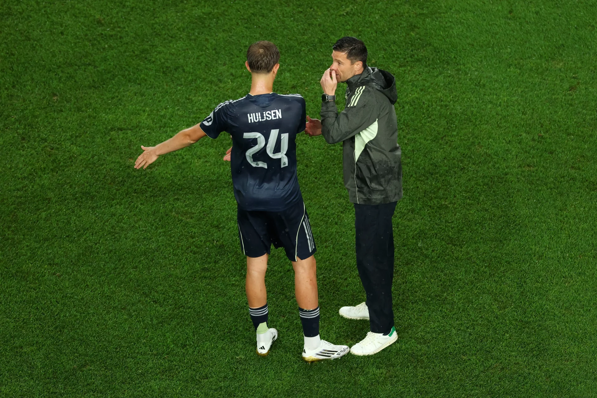 Xabi Alonso charla con Hujsen, pieza clave de su defensa del Real Madrid.