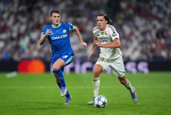 Álvaro Carreras sigue sorprendiendo en el Real Madrid