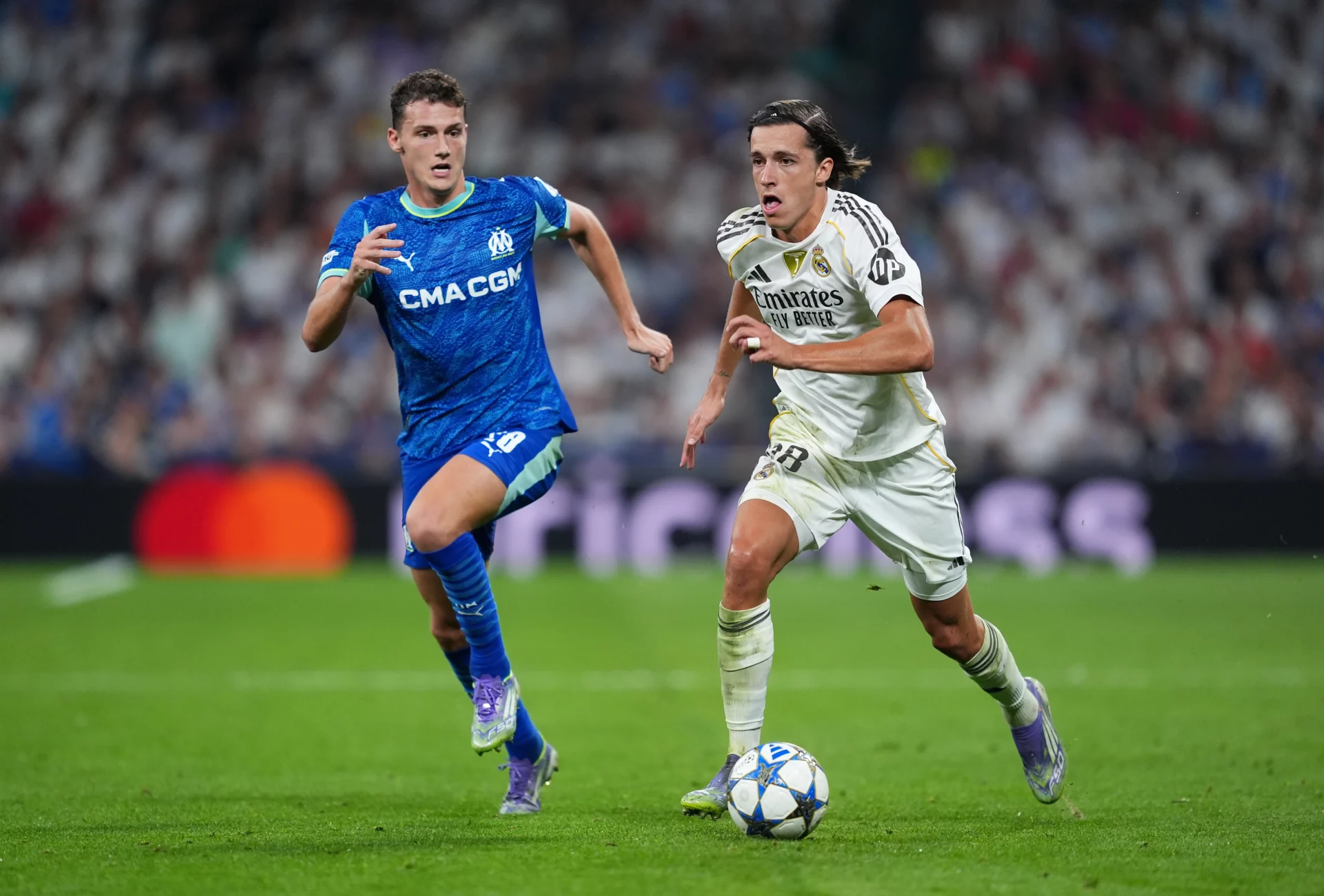 Álvaro Carreras corre con el balón durante el último partido del Real Madrid