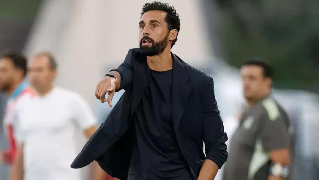 Álvaro Arbeloa da instrucciones en su primer partido en el banquillo del Real Madrid Castilla