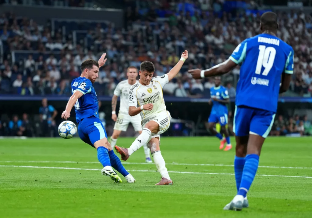 Arda Güler remata a portería durante el partido entre Real Madrid y Olympique de Marsella