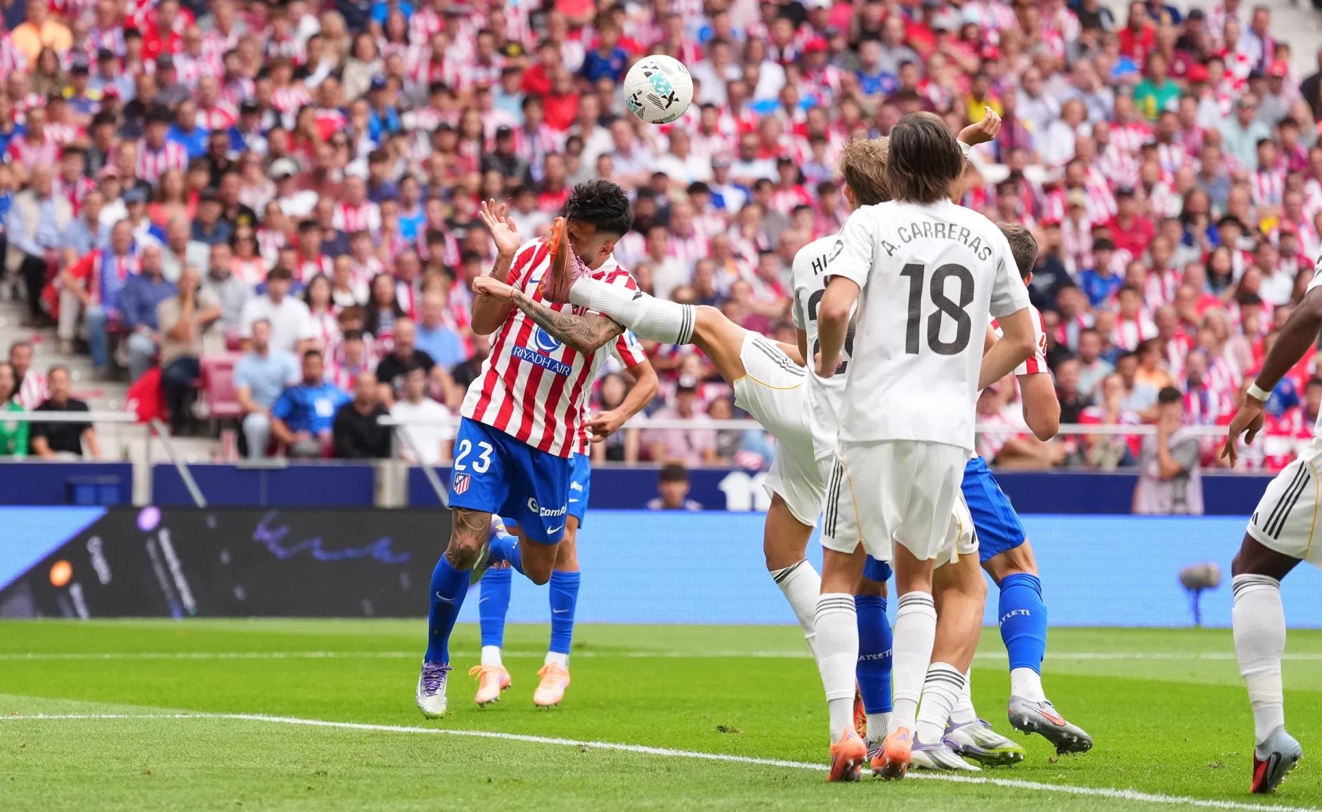 Arda Güler golpea la cara de Nico González con la bota en la derrota del Real Madrid contra el Atlético de Madrid