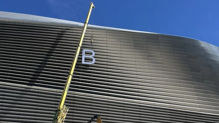 El Santiago Bernabéu se prepara para lucir su nombre en la fachada