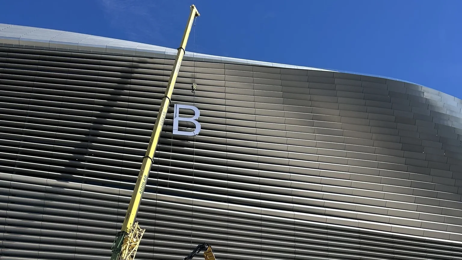 El Santiago Bernabéu instala las letras de su nombre en la fachada principal