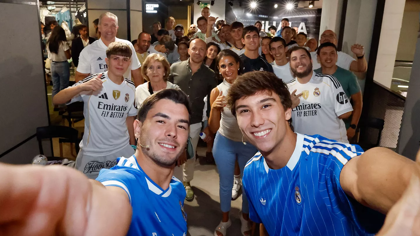 Brahim y Gonzalo, junto a los aficionados del Real Madrid en Gran Vía