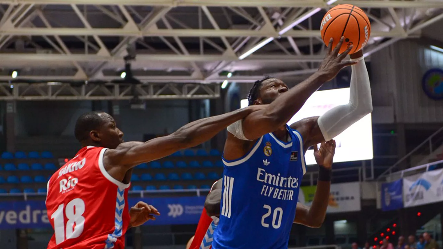 Bruno Fernando lanza a canasta en la derrota del Real Madrid ante el Club Baloncesto Breogán