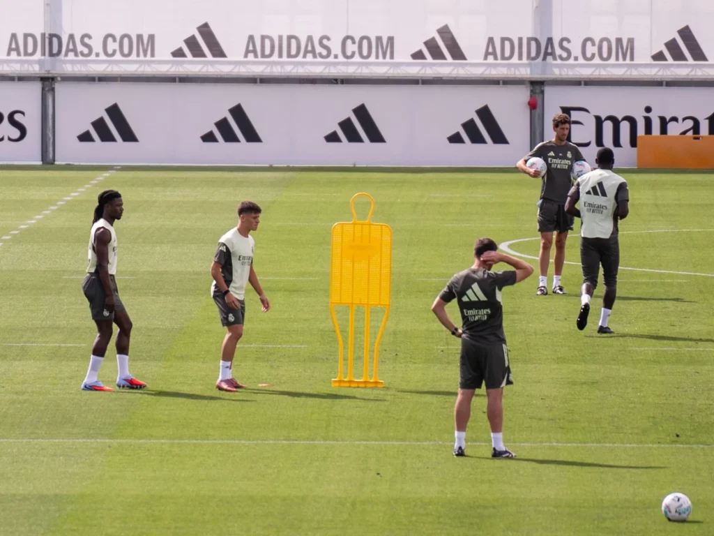 Camavinga, junto a Arda Güler, durante el entrenamiento.