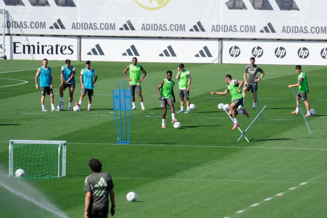 Camavinga le da un pase a Mbappé, durante el entrenamiento del Real Madrid en Valdebebas el 19 de septiembre de 2025
