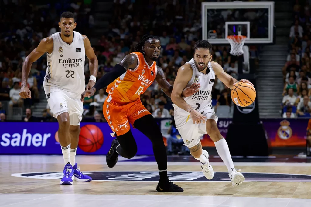 Facundo Campazzo bota la pelota durante la final de la Supercopa Endesa contra Valencia Basket