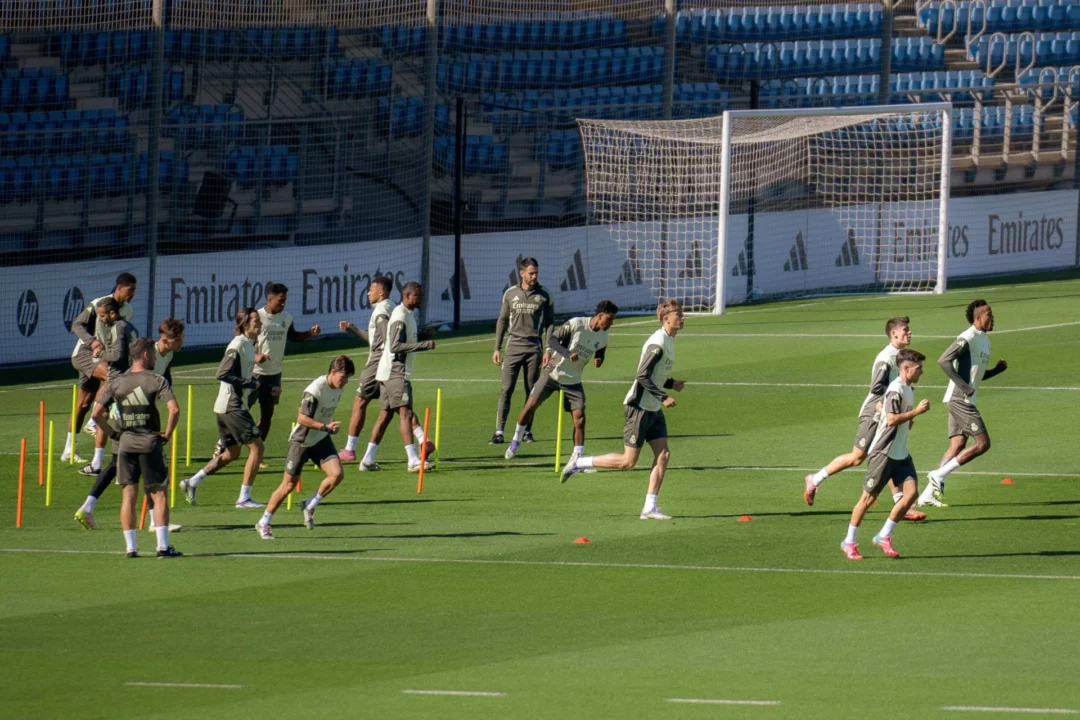 Militao lidera al grupo en un ejercicio durante el entrenamiento del 22 de septiembre de 2025